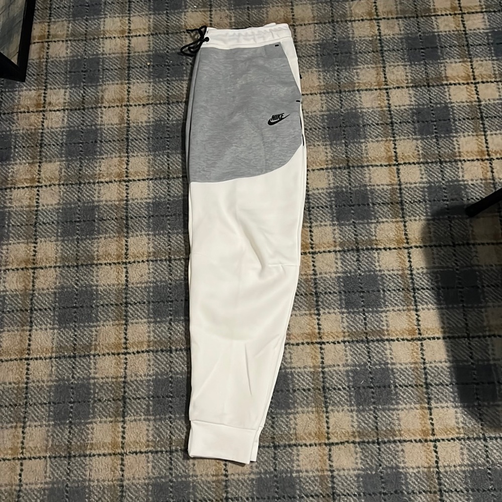 Mens Nike tech pants. White and grey